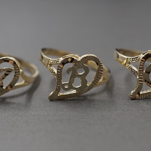 Anillo de oro amarillo macizo de 10 quilates con corte de diamante de 0,6" con letras del alfabeto iniciales en forma de corazón inclinadas. Mujeres, niños y niñas