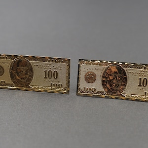 Orecchino a bottone in oro giallo massiccio 10K con taglio a diamante piatto da 1,1" a forma di banconota da cento dollari.