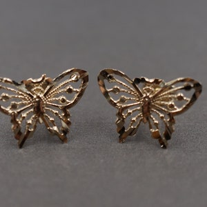 Pendiente de botón en forma de mariposa plana, de oro amarillo macizo de 10 quilates, de 0,5" con corte de diamante y brillo.