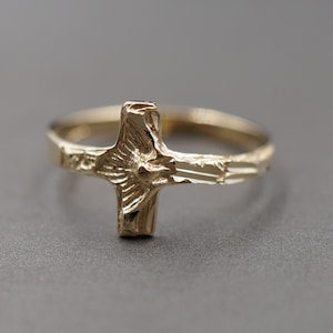 Crucifix ring top