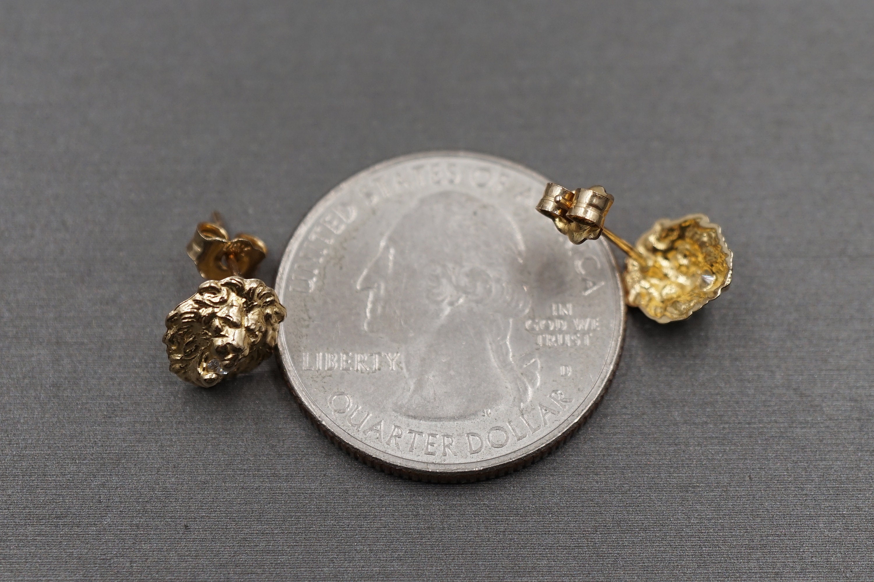 Orecchini A Borchia Testa Di Leone In Oro Giallo 10K Massiccio Con Zirconia, Nuovi In Confezione Regalo