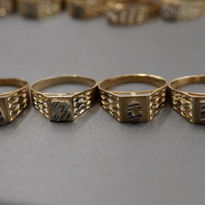 Anillo de oro amarillo macizo de 10 quilates con inicial cuadrada tallada en diamante y alfabeto. Para hombres, mujeres y niños