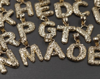 Dije colgante con inicial de oro amarillo de 10 quilates con corte de diamante (0,85")