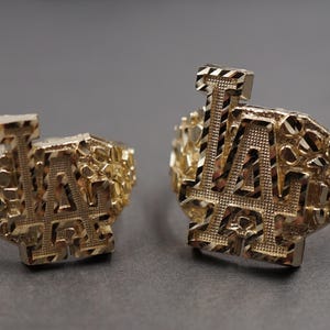Anillo de oro amarillo macizo de 10 quilates con corte de diamante en forma de pepita. Disponible en dos tamaños (0,7" y 0,85").