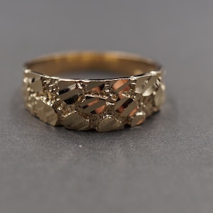 10K Solid Yellow Gold 6.7MM Diamond Cut Nugget Band Ring.