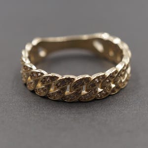 Anello in oro giallo massiccio 10K con maglia cubana da 5,2 mm e zirconi cubici ghiacciati.