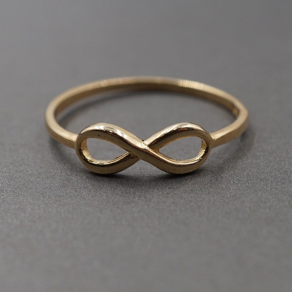 Petite bague infinity fine en or jaune massif 10 carats.