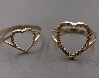 Anillo de oro amarillo macizo de 10 quilates con pepita de diamante tallada en forma de corazón abierto. 0,45" , 0,6"