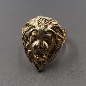Bague tête de lion en or jaune massif 10 carats de 1,1 po. avec diamants.