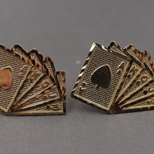 Orecchino a bottone in oro giallo massiccio 10K con taglio a diamante, 0,9" x 0,7" a forma di carte da gioco da poker con scala reale di picche.
