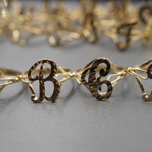 Anillo de oro amarillo macizo de 10 quilates con letra del alfabeto inicial cursiva de 0,5" con corte de diamante.