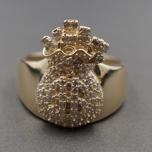 Anello in oro giallo massiccio 10K con simbolo del dollaro ghiacciato e zirconi cubici.