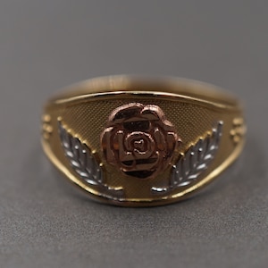 Anillo de oro amarillo macizo de 10 quilates con diseño de flor de rosa en varios tonos con corte de diamante.