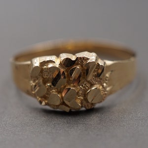 Anello in oro giallo massiccio 10K con pepita d&#39;oro taglio diamante da 9,75 mm x 12,3 mm.