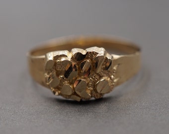 Anillo de banda con pepita de oro amarillo macizo de 10 quilates de 9,75 mm x 12,3 mm con corte de diamante.