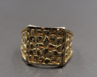 Anel de ouro amarelo 10K com lapidação de diamante e faixa de pepita
