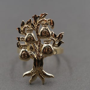 Anello a fascia Dollar Tree da 1,1" con motivo a sacco porta soldi in oro giallo massiccio 10K e taglio diamante.