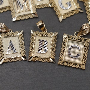 Colgante con letra inicial del alfabeto cuadrada con corte de diamante de dos tonos de 0,8" en oro amarillo macizo de 10 quilates.