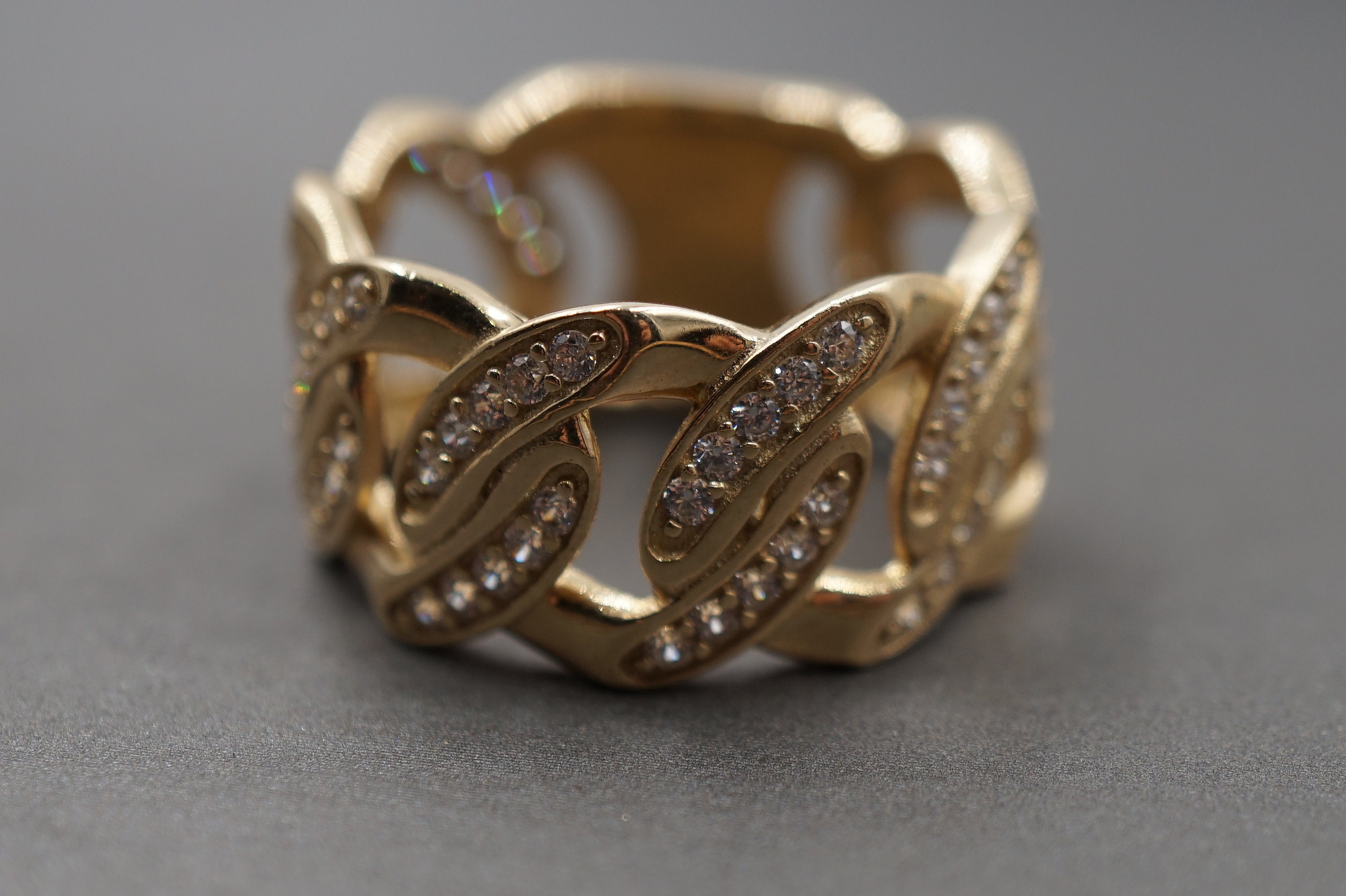 Anello a fascia in oro giallo massiccio 10K con maglie cubane da 7,6 mm e zirconi cubici. - Italia Anello a fascia in oro giallo massiccio 10K con maglie cubane da 7,6 mm e zirconi cubici. - Italia