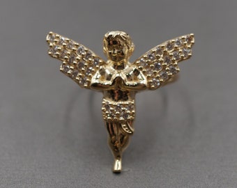 Pierścionek z 10-karatowego żółtego złota z cyrkoniami o średnicy 2,5 cm i motywem modlącego się anioła.