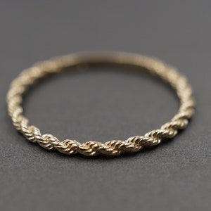 Bague fine corde en or jaune 10 carats, 1,6 mm.