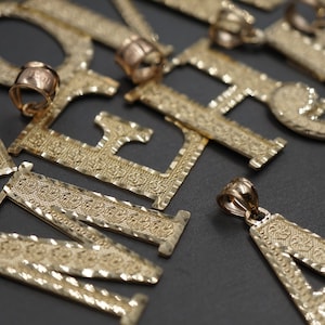 Dije de letra inicial del alfabeto en oro amarillo macizo de 10 quilates de 4,3 cm con corte de diamante. Para hombres, mujeres y niños.
