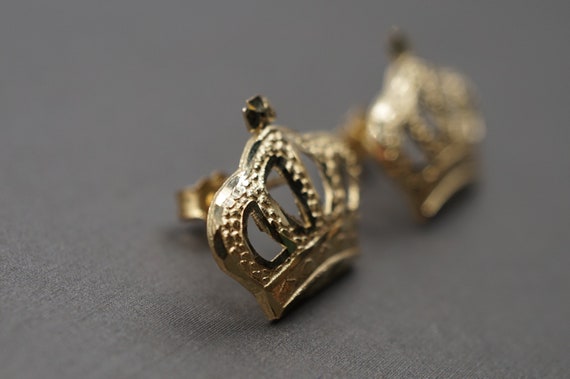 Orecchini A Bottoncino In Oro Giallo 9kt (375) A Forma Di Corona Reale, Gioielli Eleganti E Raffinati Per Donna