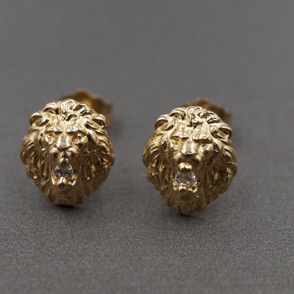 Clous d'oreilles en or jaune massif 10 carats de 9,5 mm x 7,85 mm, petite tête de lion et cz.