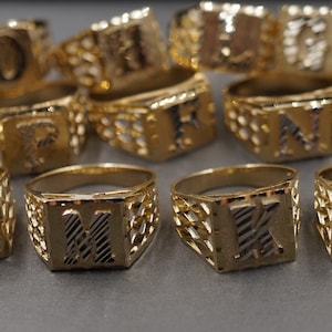 Anillo con inicial del alfabeto cuadrada de oro amarillo macizo de 10 quilates de 0,5" con corte de diamante. Para hombres, mujeres y niños