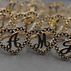 Anillo Rollie de oro amarillo macizo de 10 quilates con inicial en forma de corazón y alfabeto de 0,8".