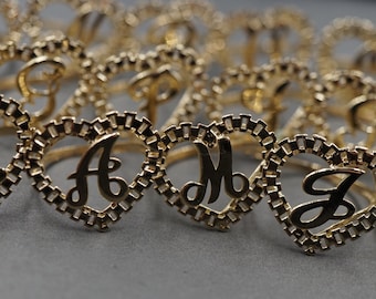 10K massief geelgouden 0,8" Rollie Heart-bandring met beginletter alfabet.