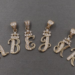 Colgante con dije de circonita cúbica con inicial de corona elegante de 10 quilates, letras cursivas de la A a la Z, de oro amarillo macizo de 10 quilates de 0,9".
