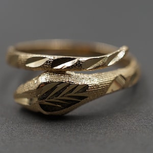 10K Solid Yellow Gold 8.3MM Diamond Cut Snake Band Ring.