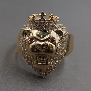 Bague en or jaune 10 carats massif 2,5 cm (1 po.) glacé Roi lion, couronne, tête de lion et cz.