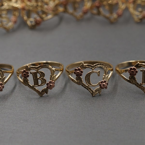 Bandring aus massivem 10-Karat-Gelbgold, 1,3 cm, Diamantschliff, Herz, Rose, Blume, Anfangsbuchstabe und Alphabet.