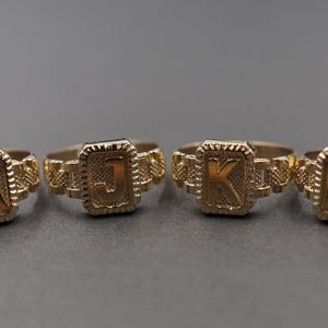 Anillo de oro amarillo macizo de 10 quilates con inicial del meñique para bebé, niño y mujer. Letras del alfabeto (A-Z)