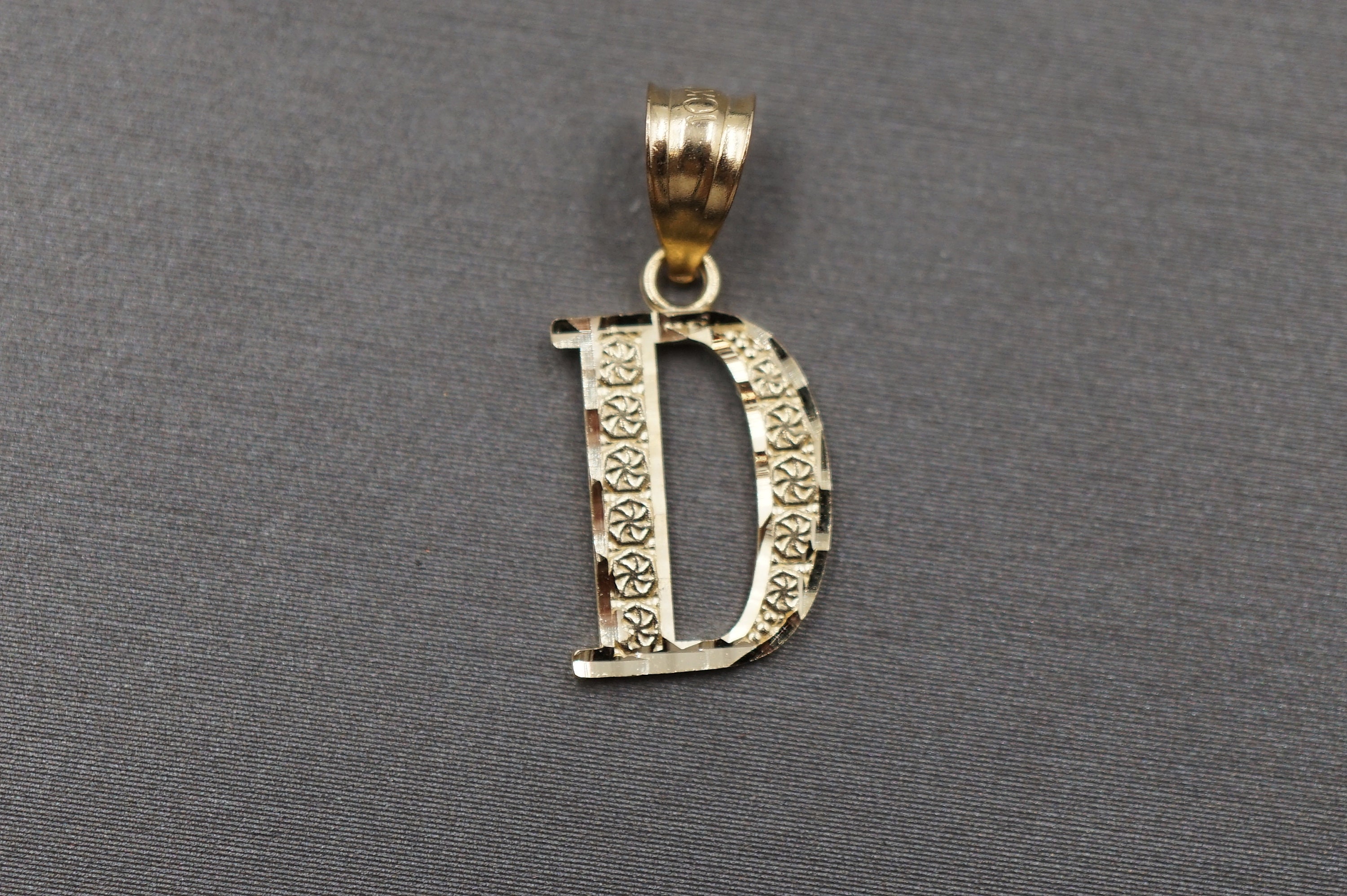 Massivgold Anhänger 10K Gelbgold Anhänger Mit Diamantschliff – Buchstaben- Charm, 0,75 Zoll, Personalisierbar Klebebuchstaben Gold
