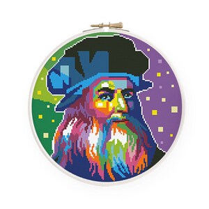 Może przedstawiać: Kolorowy wzór haftu krzyżykowego w stylu pixel art przedstawiający mężczyznę z brodą i kapeluszem. Tło to fioletowa i zielona noc gwiaździsta.