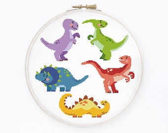Peut inclure: Un motif de point de croix représentant cinq dinosaures colorés en cercle. Les dinosaures sont un brachiosaure violet, un stégosaure vert, un vélociraptor rouge, un tricératops bleu et un ankylosaure jaune.