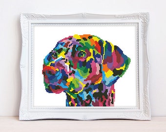 Puede incluir: Una pintura abstracta colorida de la cabeza de un perro. El perro es un Labrador Retriever con la nariz negra y los ojos marrones. La pintura está hecha en una variedad de colores brillantes, incluyendo rojo, naranja, amarillo, verde, azul y morado.