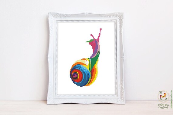 虹色のカタツムリのクロスステッチパターン。カラフルな抽象的な庭の