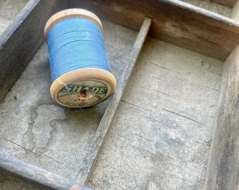 Tiny Treasures Vintage houten blauwe katoenen haspel
