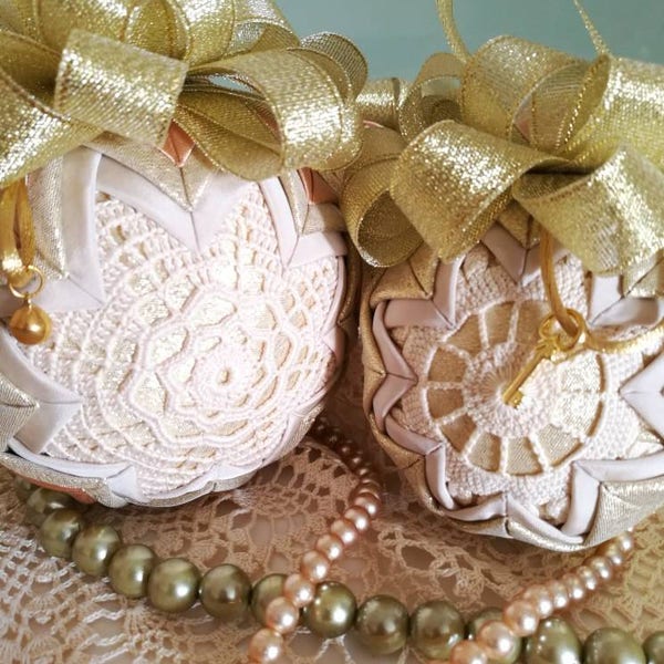 Ornement matelassé, boule de Noël, ornement en dentelle au crochet, ornement en tissu plié, décoration de Noël, cadeau de Noël, cadeau de pendaison de crémaillère