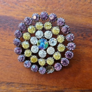 Botón antiguo del siglo XIX con pedrería de colores, 30 mm. (Falta una piedra).