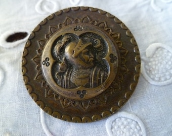 large antique metal button bouton ancien metal soldat, signé Paris 35 mm