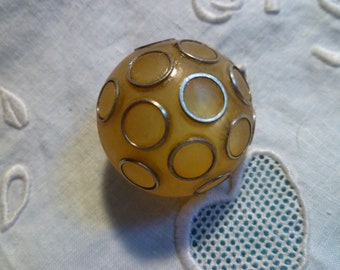 bouton ancien plastique tome jaune et cercle metal 27 mm plastic vintage button