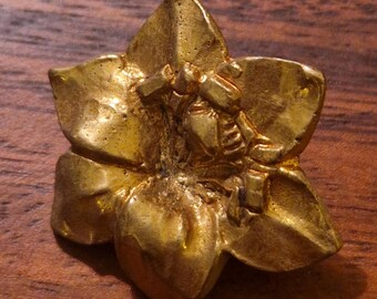 Broche Vintage LINE VAUTRIN - Monogramme LV - Bronze Doré - Bijou D'Artiste Français