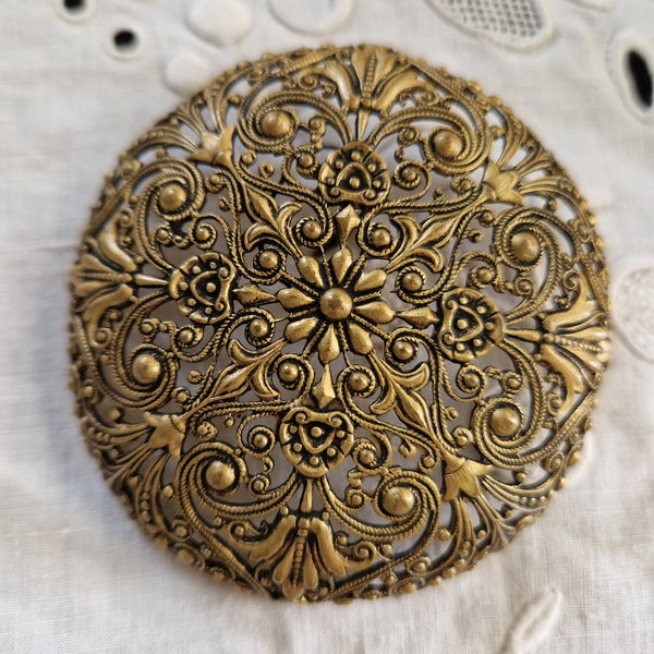large antique metal button tres grand bouton ancien metal doré ciselé,  60 mm