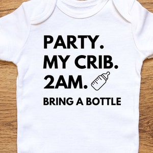 Party meine Krippe 2am bringen eine Flasche lustige Baby Strampelanzug SVG, PNG-Datei, lustige Baby Strampelanzug digital geschnitten Datei