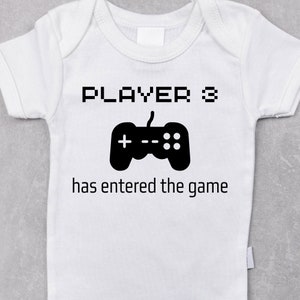 Le joueur 3 est entré dans le jeu pour faire-part de bébé, fichier de coupe numérique SVG, PNG, faire-part de bébé mignon, faire-part de joueur, grenouillère